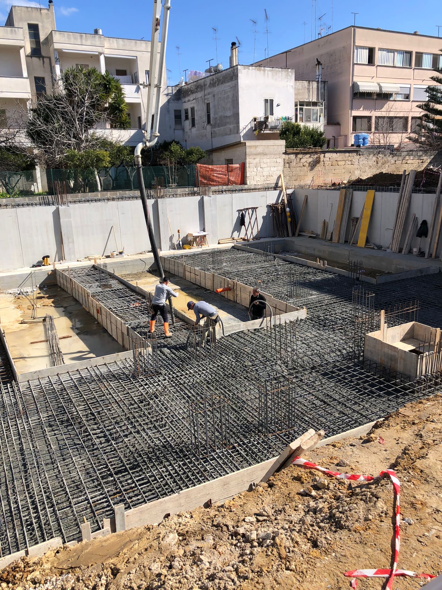 Platea di fondazione in calcestruzzo armato in corso di realizzazione